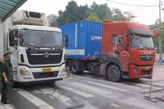 Các xe chở hàng hóa, chờ làm thủ tục thông quan qua cửa khẩu quốc tế Hữu Nghị, Cao Lộc, (Lạng Sơn). 