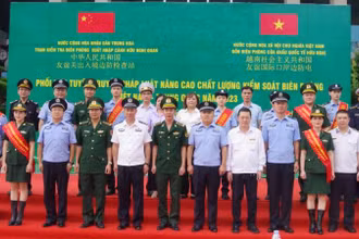 Đồn biên phòng cửa khẩu quốc tế Hữu Nghị (Lạng Sơn-Việt Nam) phối hợp với Trạm kiểm soát biên phòng Hữu Nghị Quan (Quảng Tây-Trung Quốc) tổ chức lễ phát động phát tờ rơi tuyên truyền pháp luật.