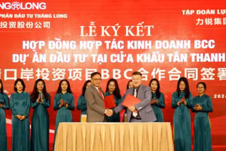 Đại diện Công ty cổ phần đầu tư Thăng Long, (Việt Nam) và Tập đoàn Lực Duệ (Trung Quốc), ký kết hợp đồng hợp kinh doanh. 