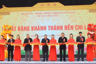 Các đại biểu tham gia nghi thức cắt băng khánh thành đền Chi Lăng.