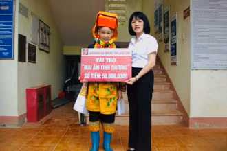 Đại diện lãnh đạo Ngân hàng nông nghiệp và Phát triển nông thôn chi nhánh (Agribank) Lạng Sơn, trao tặng, tài trợ tiền xây nhà cho gia đình Chị Hoàng Múi Phin. 