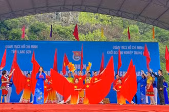Các đoàn viên thanh niên tham gia giao lưu văn nghệ tại lễ ra quân "Tình nguyện mùa đông" và "Xuân tình nguyện" năm 2024.