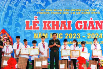 Lãnh đạo Bộ chỉ huy, Bộ đội Biên phòng tỉnh Lạng Sơn, trao quà và giấy khen cho các em học sinh Trường Trung học cơ sở Đồng Đăng (Cao Lộc).