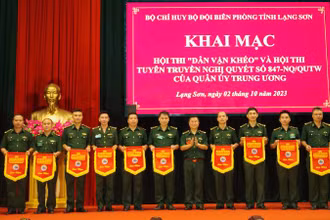 Các đội thi Hội thi "Dân vận khéo" của Bộ đội biên phòng Lạng Sơn nhận cờ lưu niệm của Ban tổ chức.