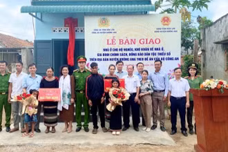 Công an huyện Krông Ana phối hợp Ủy ban nhân dân huyện Krông Ana tổ chức lễ bàn giao nhà thuộc Đề án hỗ trợ xây dựng 1.200 căn nhà cho các hộ nghèo cho hộ nghèo đưa vào sử dụng.