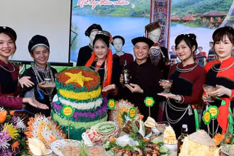 Mâm cỗ với những món ăn mang đậm bản sắc dân tộc.