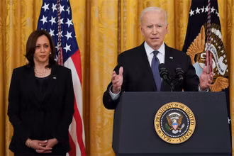 Tổng thống Joe Biden phát biểu tại Nhà trắng, ngày 20/5/2021. Đứng cạnh ông là Phó Tổng thống Kamala Harris. (Ảnh: Reuters)