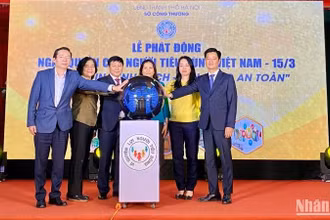 Các đại biểu nhấn nút phát động Chương trình “Hành động vì quyền lợi người tiêu dùng” năm 2024.
