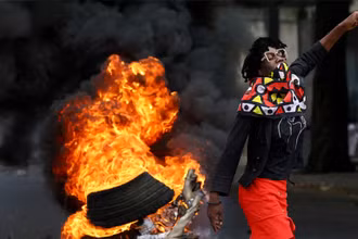 Người biểu tình trên đường phố tại Luis Cabral, Maputo, Mozambique, ngày 7/11/2024. (Ảnh: Reuters)
