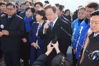 Ông Lee Jae-myung phát biểu trong chuyến thăm Busan, ngày 2/1/2024. Ảnh: Yonhap