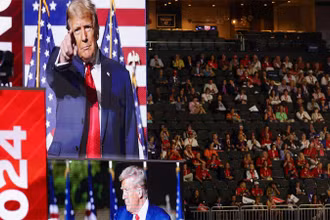 Màn hình phát hình ảnh ông Donald Trump trong ngày thứ nhất của Đại hội toàn quốc đảng Cộng hòa, tại Fiserv Forum, thành phố Milwaukee, bang Wisconsin, ngày 15/7/2024. (Ảnh: Reuters)
