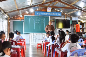 [Ảnh] Người "gieo chữ" nơi làng bè