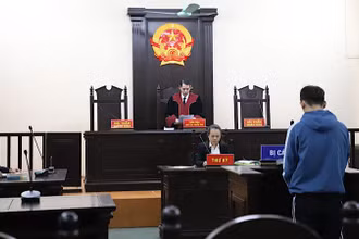 Xét xử án điểm về tàng trữ pháo nổ.