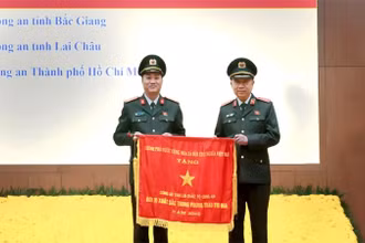 Bộ trưởng Tô Lâm trao cờ thi đua của Chính phủ năm 2023 cho Công an tỉnh Lai Châu năm 2023 tại Hội nghị Công an toàn quốc.