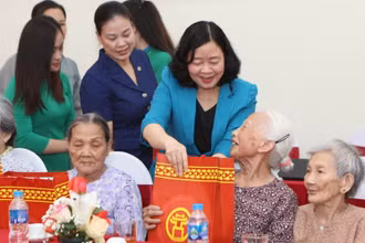 Bí thư Thành ủy Hà Nội Bùi Thị Minh Hoài tặng quà cho người có công tại Trung tâm Nuôi dưỡng và Điều dưỡng người có công số II Hà Nội.