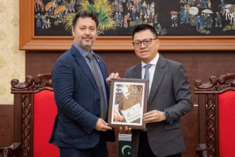 Tổng Biên tập Báo Nhân Dân tiếp Đại sứ Pakistan tại Việt Nam