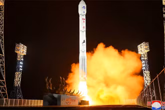 Vụ phóng tên lửa mang theo vệ tinh do thám Malligyong-1, tại tỉnh Bắc Gyeongsang, Triều Tiên, năm 2023. (Ảnh: KCNA/Reuters)