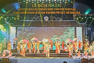 Chương trình nghệ thuật chào mừng Lễ công bố huyện Đầm Hà cán đích nông thôn mới nâng cao đầu tiên trong cả nước.