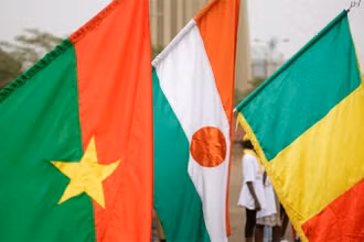 Cờ của Burkina Faso, Niger và Mali. (Ảnh: Reuters)
