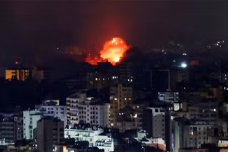 Khói lửa bốc lên từ ngoại ô phía nam Beirut sau vụ không kích ngày 3/10/2024. (Ảnh: Reuters)