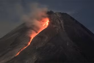 Núi lửa Merapi tại Indonesia phun trào. (Ảnh: REUTERS)