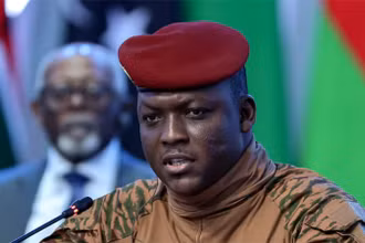 Tổng thống chuyển tiếp của Burkina Faso, ông Ibrahim Traoré dự một phiên họp trong Hội nghị cấp cao Nga-châu Phi tại Saint Petersburg, Nga, ngày 28/7/2023. (Ảnh: Reuters)