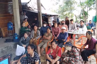 Bà con làng xóm đến động viên, chia buồn với gia đình hai nạn nhân. (Ảnh: XP)