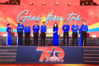 Đại diện tuổi trẻ Thủ đô và thành phố mang tên Bác trao quà lưu niệm tại chương trình.