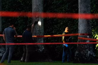 Lực lượng chức năng làm việc tại sân golf Trump International Golf Club, bang Florida, ngày 15/9/2024. (Ảnh: Reuters)