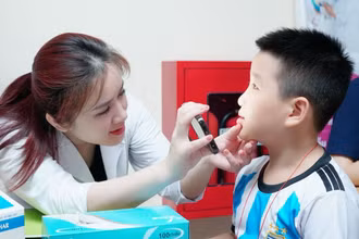 Các bé được khám sàng lọc.