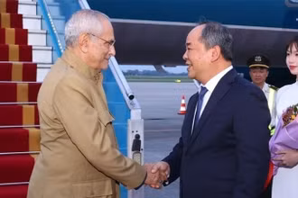 Chủ nhiệm Văn phòng Chủ tịch nước Lê Khánh Hải đón Tổng thống Timor-Leste Jose Ramos-Horta tại Sân bay quốc tế Nội Bài. (Ảnh: TTXVN)