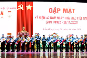 Đảng ủy, Ban Giám đốc Học viện Lục quân tri ân các đồng chí lãnh đạo, chỉ huy Học viện qua các thời kỳ.