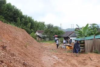 Điểm sạt lở tại núi Van Cà Vãi, thị trấn Di Lăng, huyện miền núi Sơn Hà đe dọa đến tính mạng và tài sản của người dân. 