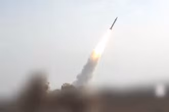Một tên lửa do lực lượng Houthi phóng từ Yemen. (Ảnh: THX/TTXVN)