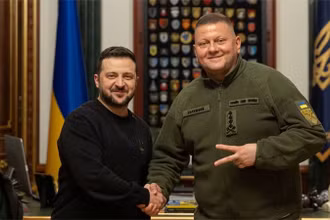 Tổng thống Ukraine Volodymyr Zelensky và ông Valery Zaluzhny tại Kiev, ngày 8/2/2024. Ảnh: REUTERS