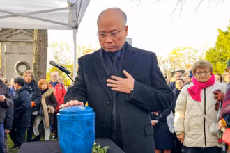 Đại sứ Đinh Toàn Thắng kính cẩn tiễn biệt bà Madeleine Riffaud, người bạn thủy chung và hết lòng vì hòa bình cho Việt Nam.
