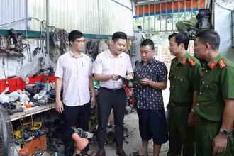 Các cán bộ chiến sĩ công an huyện Thanh Liêm và cán bộ Ngân hàng chính sách xã hội huyện tuyên truyền các chủ trương chính sách của nhà nước về vốn tín dụng đối với người chấp hành xong án phạt tù.