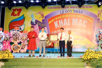 Chính quyền địa phương đón nhận Bằng công nhận Lễ hội Bổng Điền là Di sản Văn hóa phi vật thể quốc gia. (Ảnh: TIÊN DUNG)