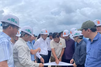 Thứ trưởng Nông nghiệp và Phát triển nông thôn Phùng Đức Tiến khảo sát tại công trường.