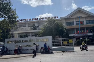 Bệnh nhân được đưa đi bệnh viện cấp cứu