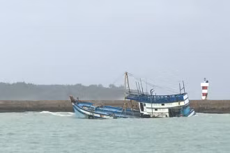 Bình Thuận: Tàu chìm, 5 ngư dân thoát chết 