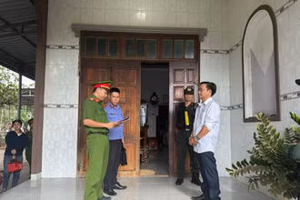 Công an thi hành lệnh bắt với bị can Nguyễn Ngọc Châu.