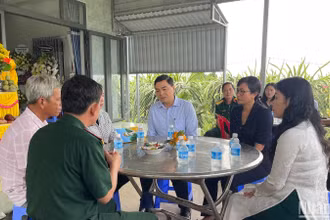 Đoàn thăm hỏi gia đình liệt sĩ.