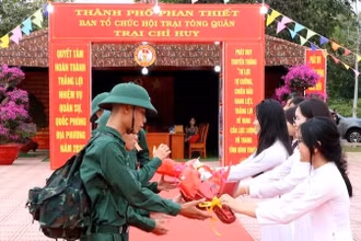 Các em học sinh tặng hoa cho tân binh