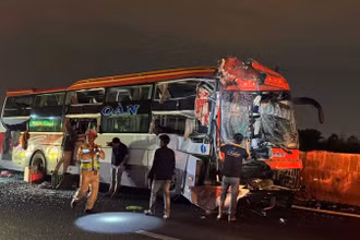Xe khách tông trên cao tốc.