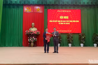 Tặng hoa chúc mừng đồng chí Đỗ Hữu Huy.