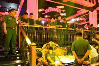 Các lực lượng do Đại tá Huỳnh Ngọc Liêm, Phó Giám đốc Công an tỉnh, Thủ trưởng Cơ quan Cảnh sát điều tra Công an tỉnh chỉ huy bất ngờ kiểm tra quán bar Paris Night Club