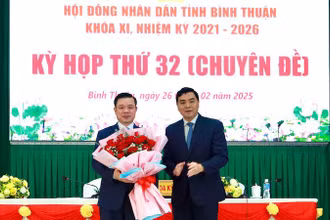 Tân Chủ tịch Ủy ban nhân dân tỉnh Bình Thuận Đỗ Hữu Huy (bên trái).