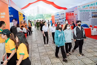 Nhiều người tham gia ngày hội.