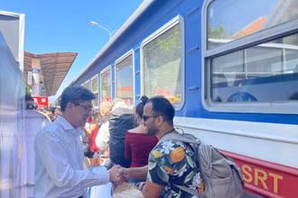 Du khách “xông đất” Bình Thuận được lì xì trong ngày mùng 1 Tết